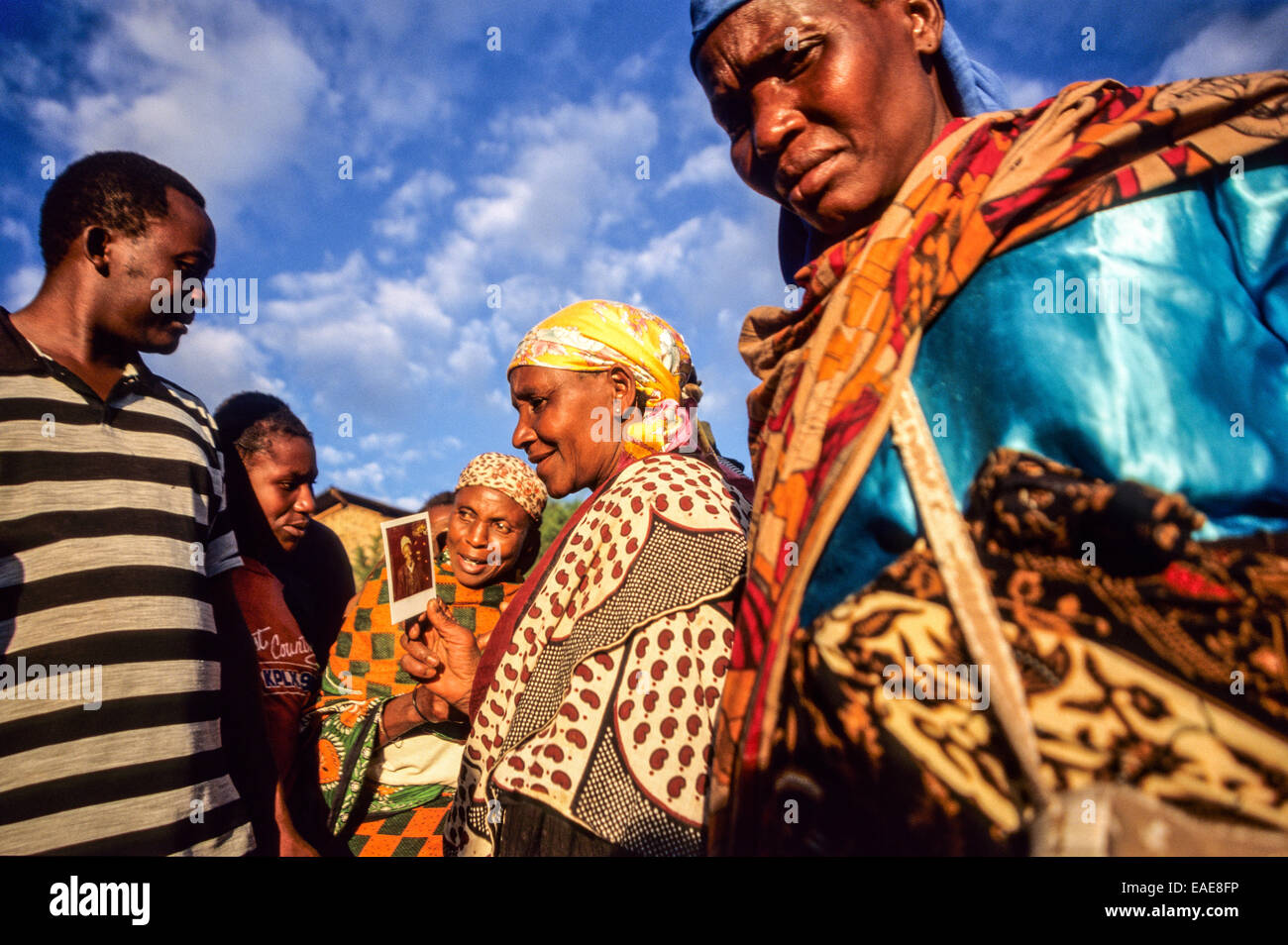 Le donne di la Chagga tribù guardando una fotografia socializzare in un giorno di mercato, regione di Kilimanjaro, Tanzania Foto Stock