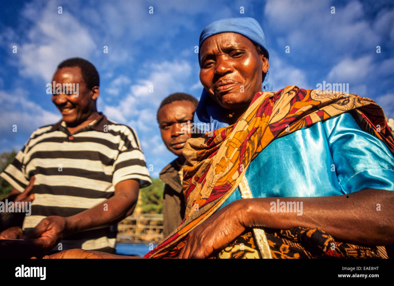 L uomo e la donna di Chagga tribù socializzare in un giorno di mercato, regione di Kilimanjaro, Tanzania Foto Stock