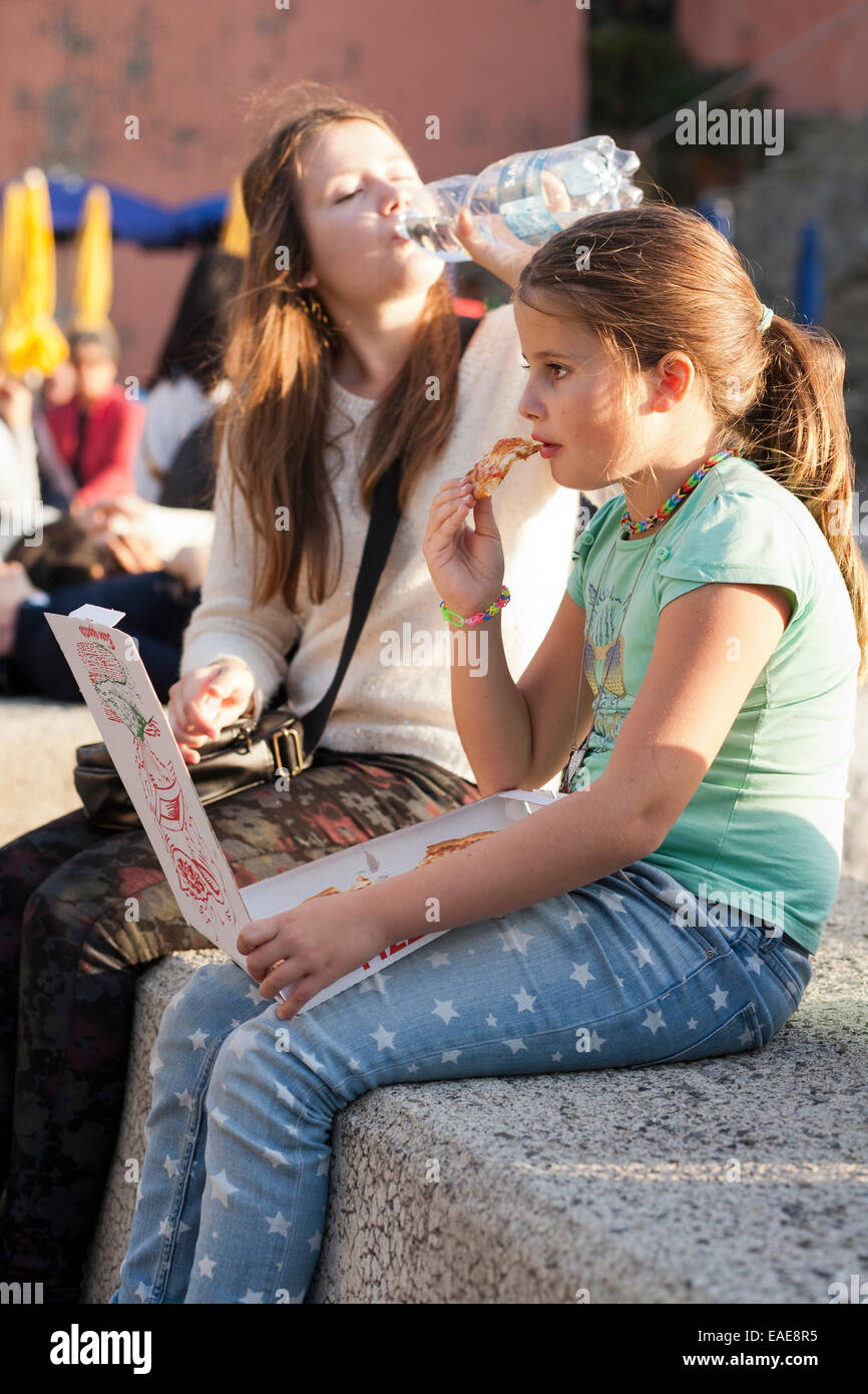 Le ragazze di mangiare pizza all'esterno. Vernazza Cinque Terre Italia Foto Stock