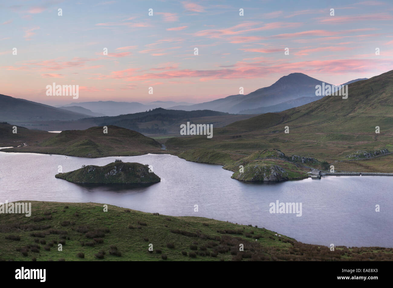 Un bellissimo cielo splende sopra Llyn Dywarchen, Snowdonia, a sunrise. Foto Stock