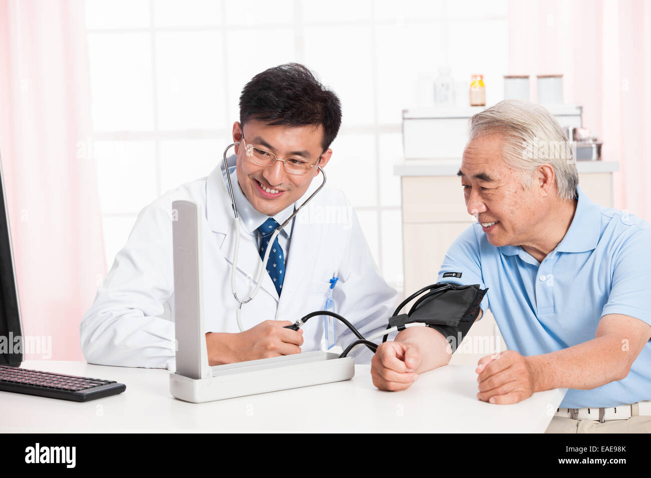 Il medico ha dato la vecchia misurazione pressione sanguigna Foto Stock