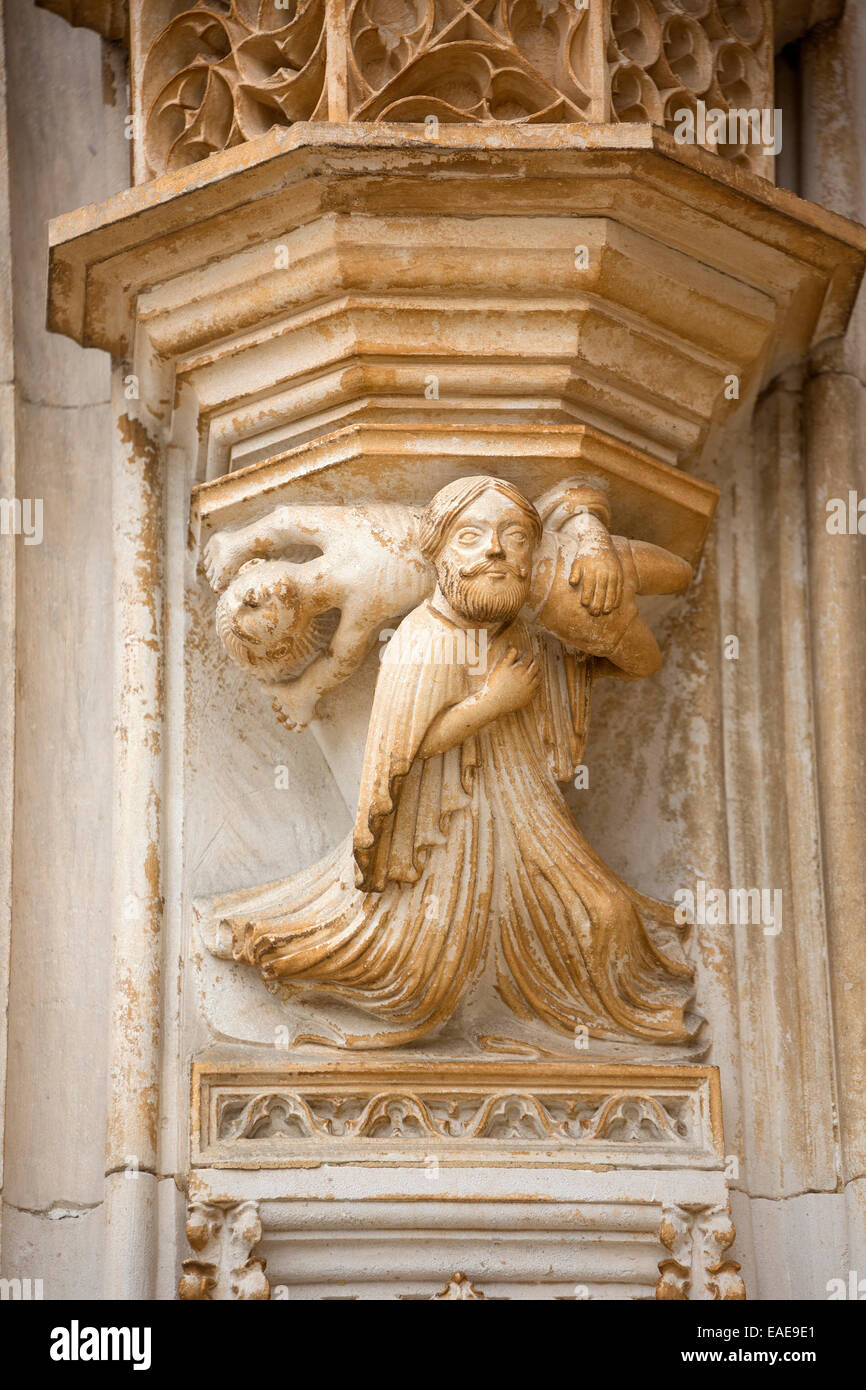 Statua sulla facciata, il Monastero di Santa Maria da Vitória, chiesa nel Monastero di Batalha, Mosteiro da Batalha, Patrimonio Mondiale Foto Stock