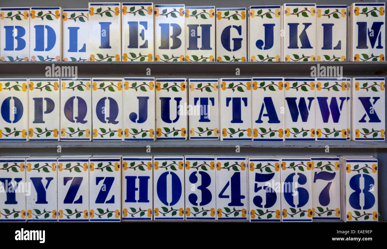 Le lettere e i numeri riportati sulle piastrelle, azulejos, il centro storico di Lisbona, distretto di Lisbona, Portogallo Foto Stock