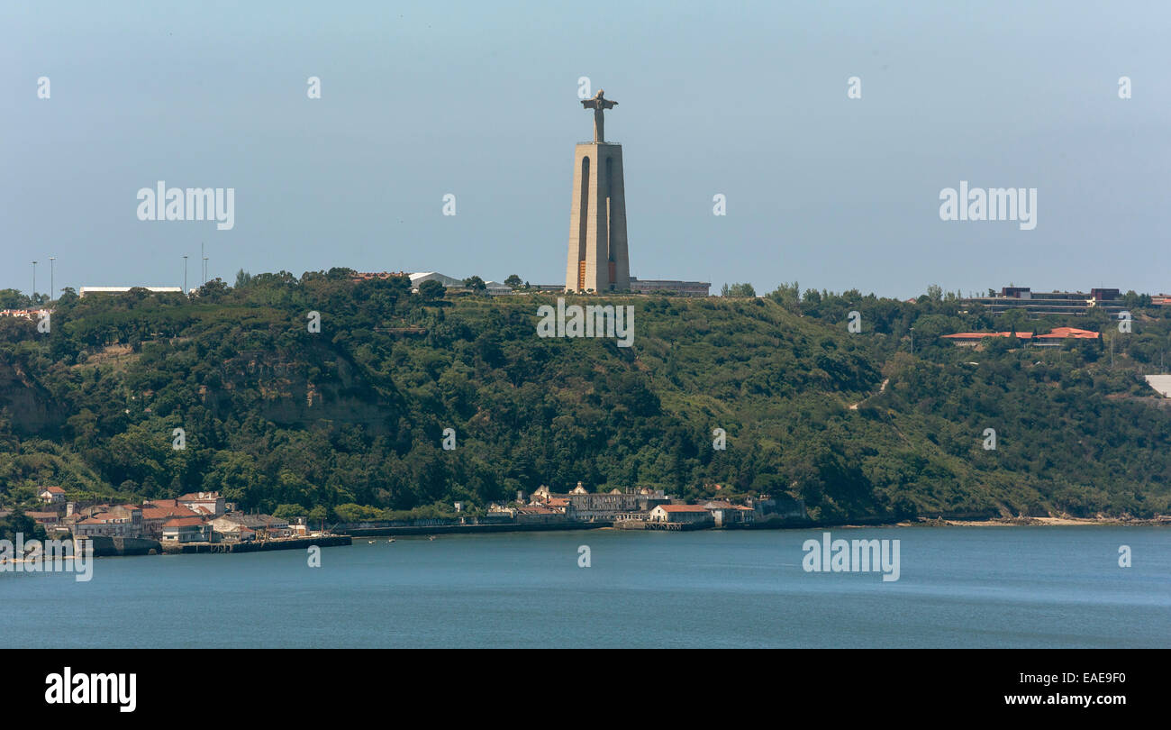 Statua di Cristo, Cristo Rei, costruito nel 1959, 113m alta, il centro storico di Lisbona, distretto di Lisbona, Portogallo Foto Stock