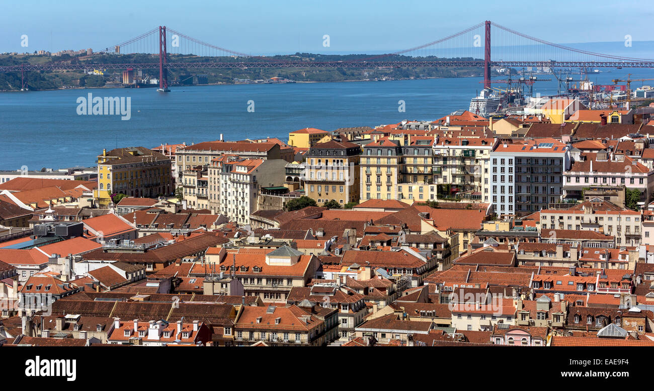 Vista dal Castelo de São Jorge castle oltre il centro storico della città di Lisbona, il centro storico di Lisbona, distretto di Lisbona Foto Stock