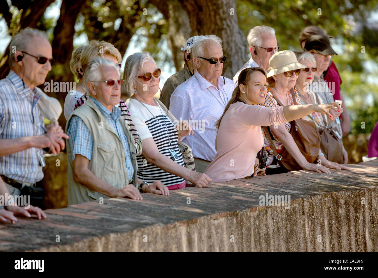 Gruppo di Tour a Castelo de São Jorge castello, il centro storico di Lisbona, distretto di Lisbona, Portogallo Foto Stock