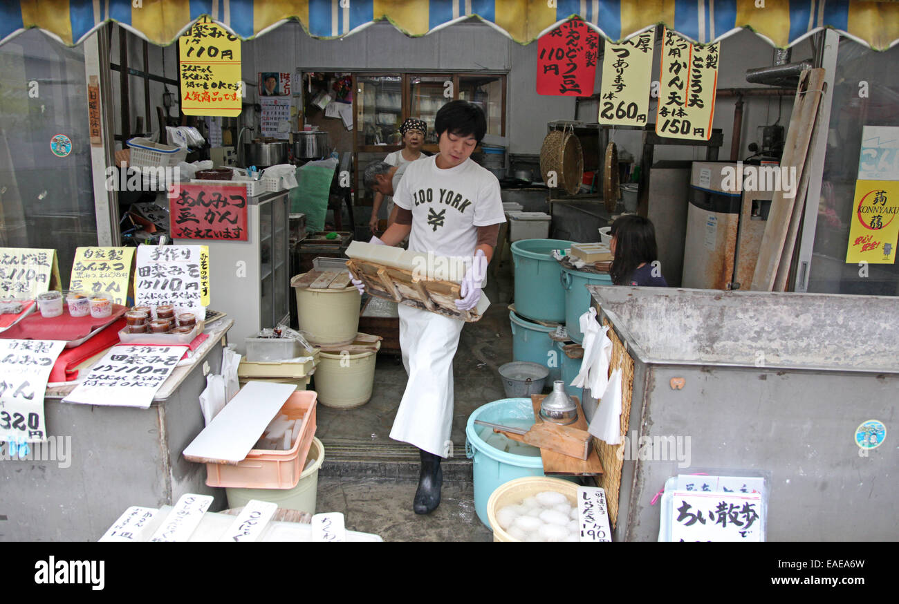 Shirataki blocchi sono elaborati per gli spaghetti nel quartiere di Ueno a Tokyo il 1 ottobre 2014. Shirataki noodles sono fatte di acqua e farina di Konjac (Devil's lingua). Foto: Friso Gentsch/dpa Foto Stock