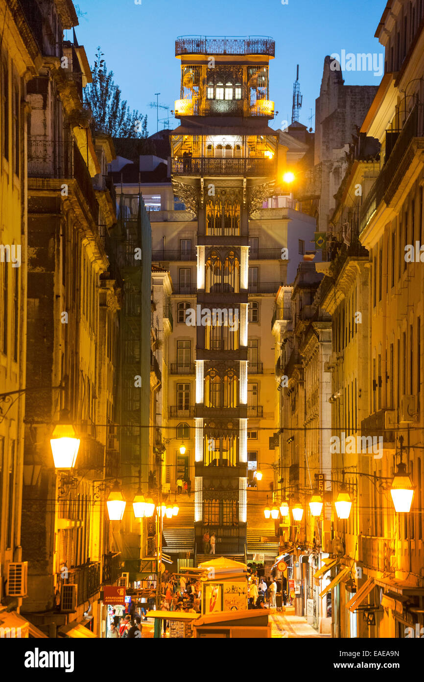 Elevador de Santa Justa, Vista notte, Baixa, Lisbona, distretto di Lisbona, Portogallo Foto Stock