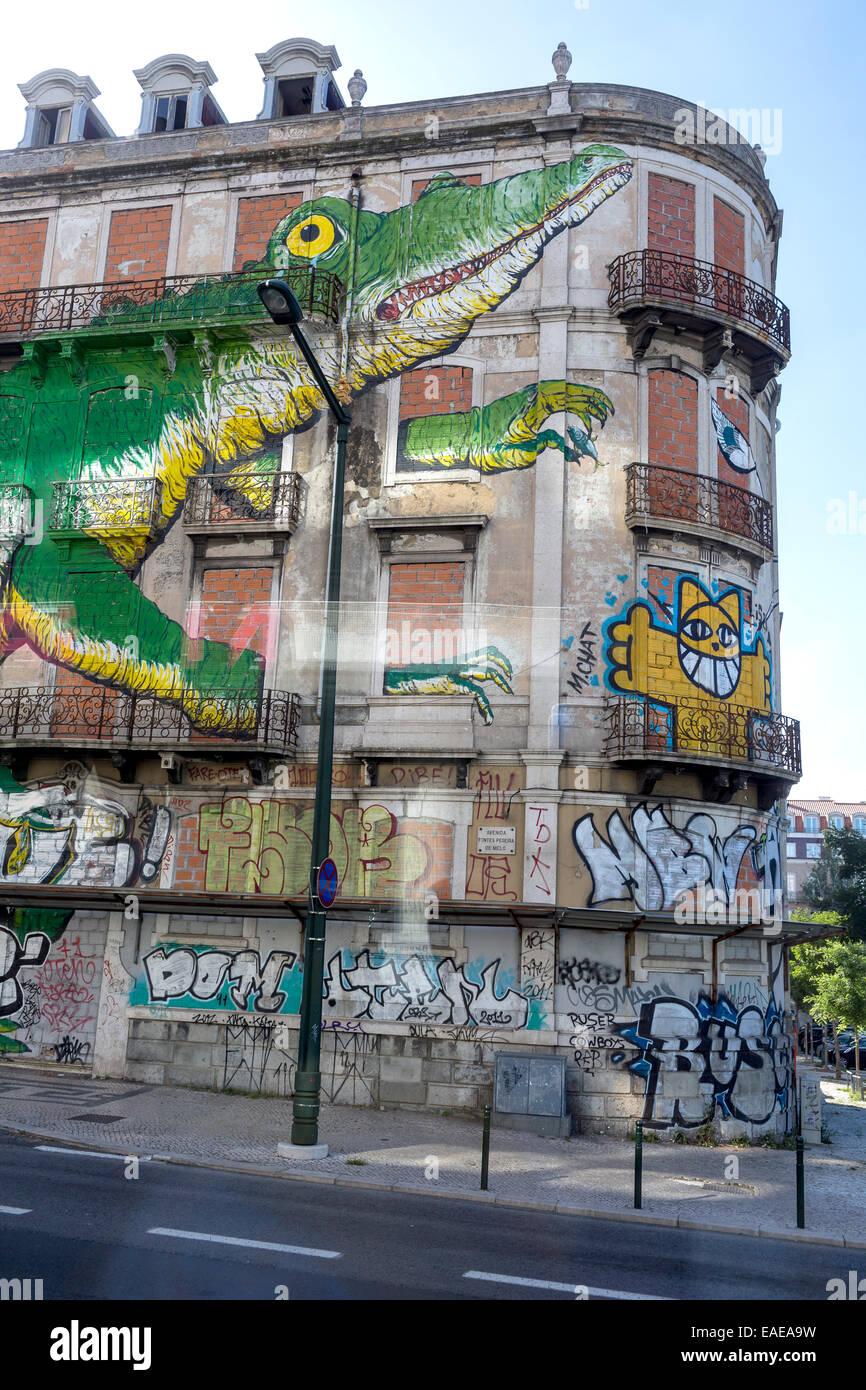 Crocodile dipinta su una facciata, Lisbona, distretto di Lisbona, Portogallo Foto Stock