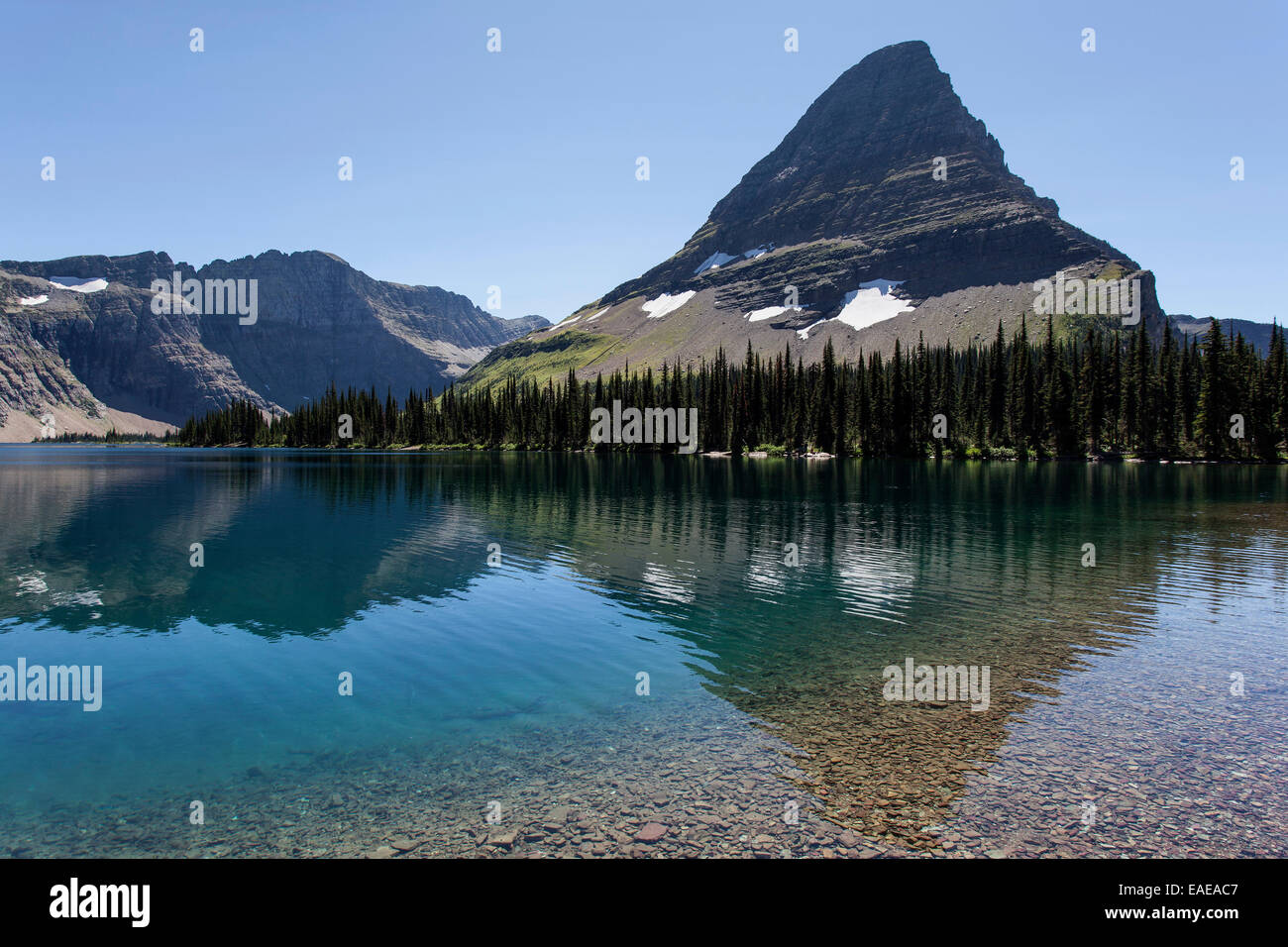 Lago di nascosto con Bearhat montagne, il Parco Nazionale di Glacier, Montana, Stati Uniti Foto Stock