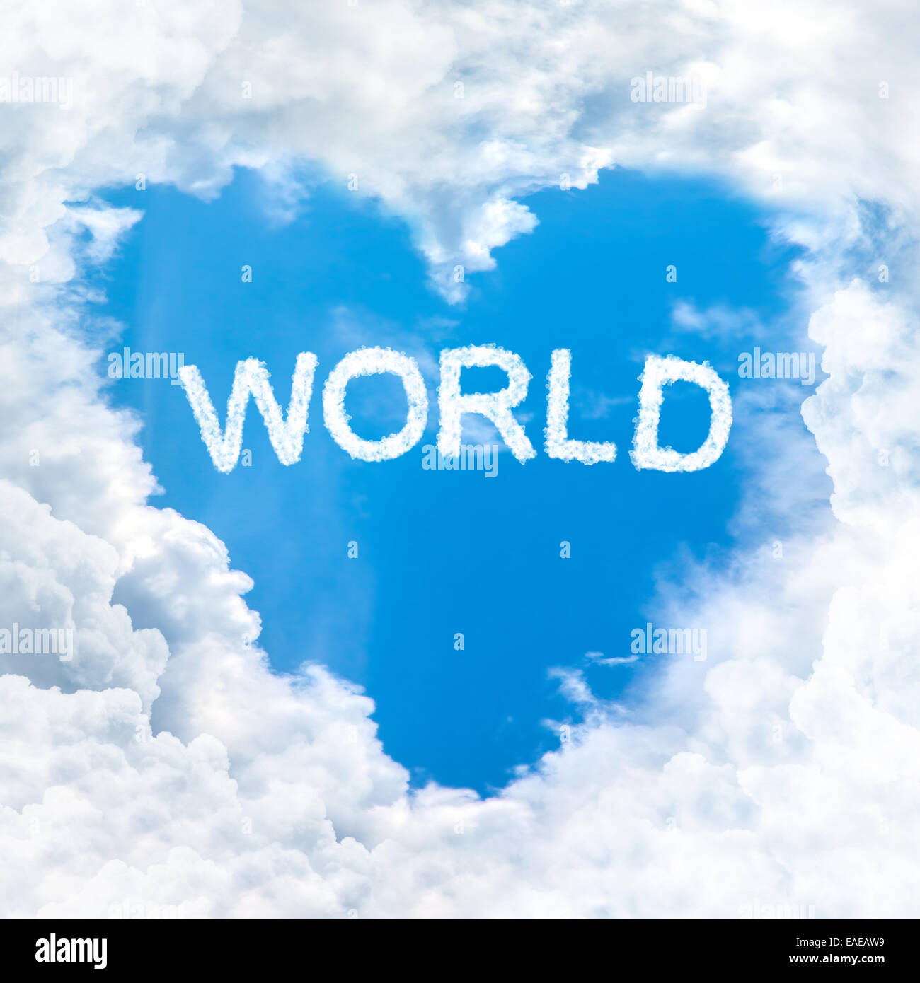 Mondo Natura di parola sul cielo blu all'interno di amore del cuore sotto forma di cloud Foto Stock