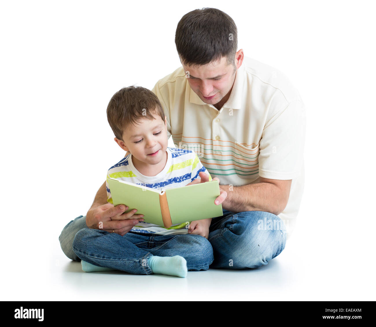 Kid boy e il suo papà leggere un libro Foto Stock