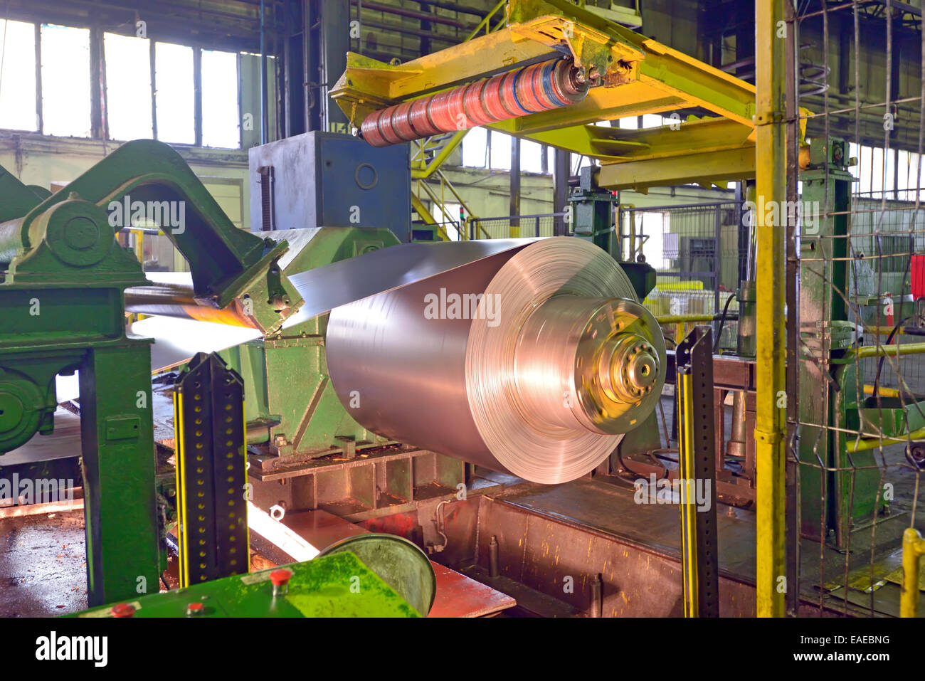 Bobine in acciaio della macchina di elaborazione all'interno della pianta in acciaio Foto Stock