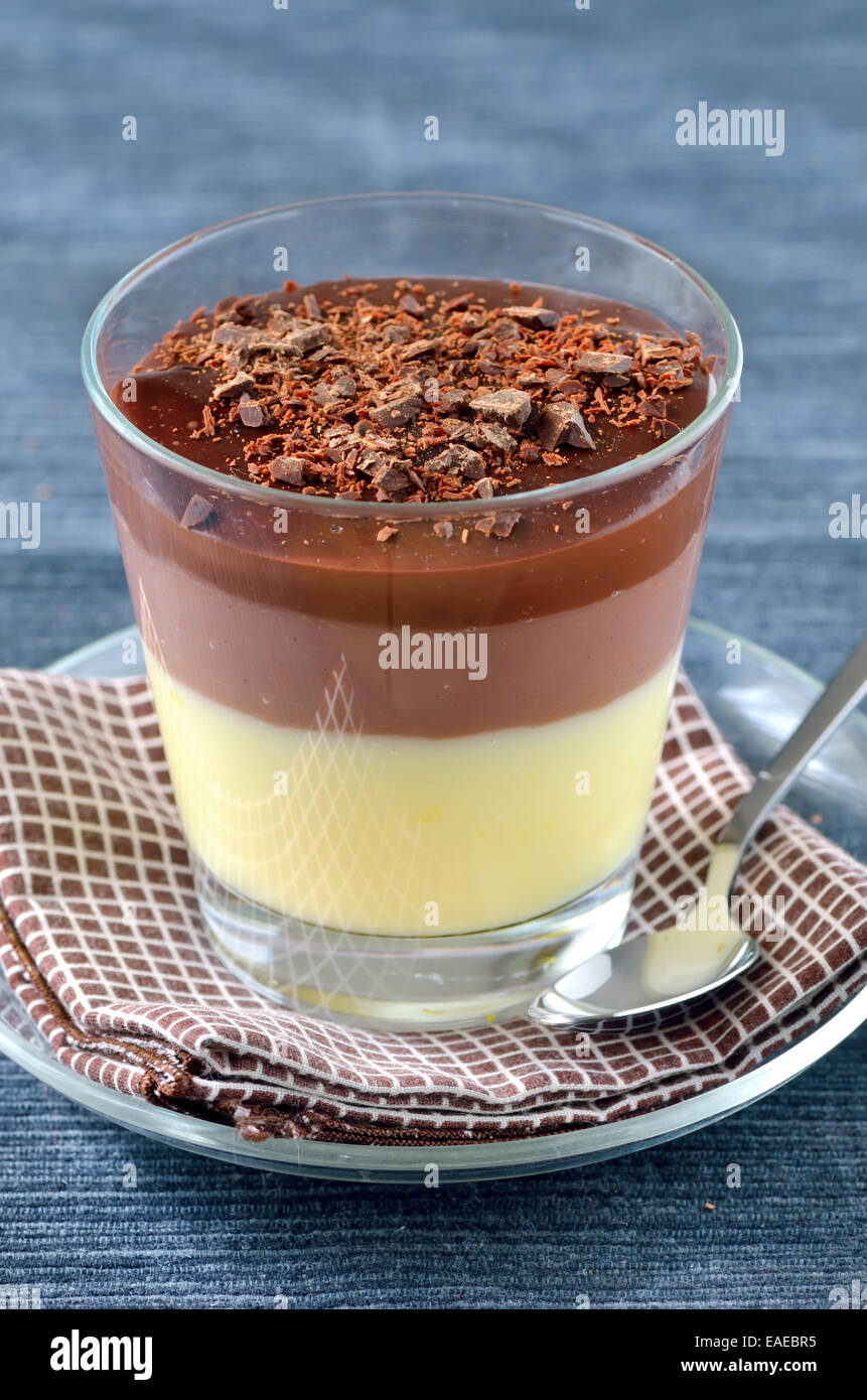 Tazza di cioccolato e budino alla vaniglia Foto stock - Alamy