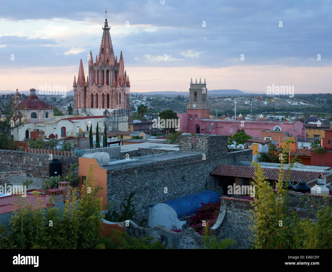 Vista di San Miguel, il Messico con la Parroquia de San Miguel Arcangel o la chiesa parrocchiale di San Miguel De Allende Foto Stock