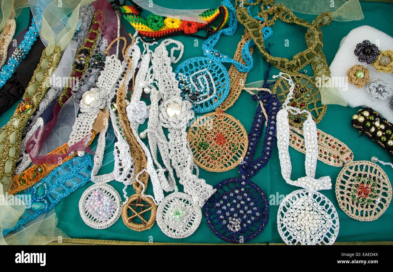 Spille, collane, orecchini e ornamenti di lana fatti a mano e gioielli esposti al Ethno Fair in Serbia Foto Stock