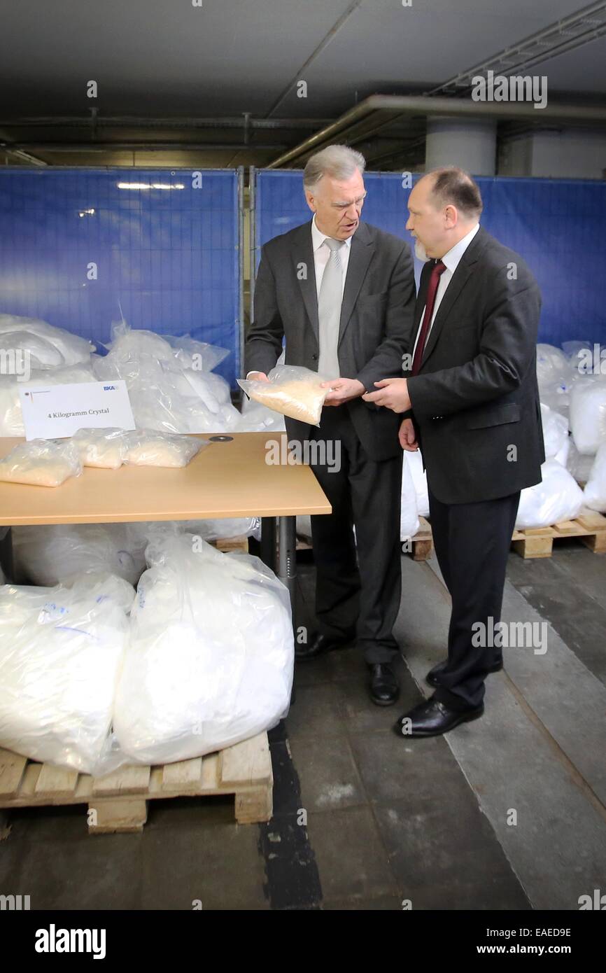 Wiesbaden, Germania. Xiii Nov, 2014. Presidente della polizia criminale (BKA) Joerg Ziercke (L) e vice capo della Repubblica ceca nazionale anti-droga centro (NPC) Peter Koci, parlare durante una conferenza stampa accanto a un farmaco trovare in Wiesbaden, Germania, 13 novembre 2014. Tedesco e Ceco investigatori fracassato un contrabbando di droga anello e garantita 2, 9 tonnellate di un precursore per produrre Crystel met. Secondo il BKA intorno a 2, 3 tonnellate di cristallo potrebbero essere state prodotte con un presunto valore di strada di 184 milioni di euro. Foto: Fredrik von Erichsen/dpa/Alamy Live News Foto Stock