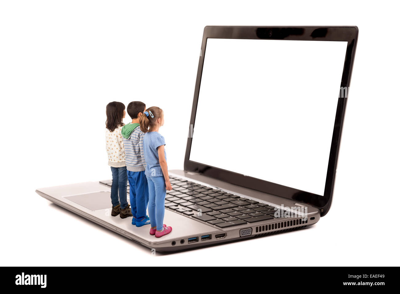 Gruppo dei bambini in un computer portatile tastiera guardando lo schermo Foto Stock