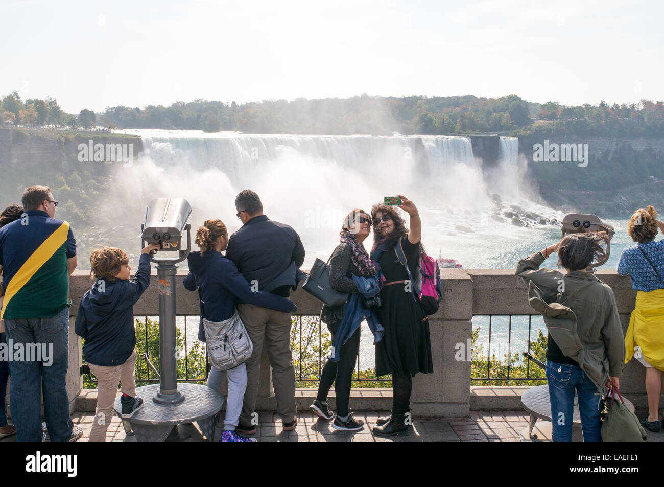 I turisti tenendo selfie o ritratto di auto a Niagara Falls, Ontario, Canada Foto Stock