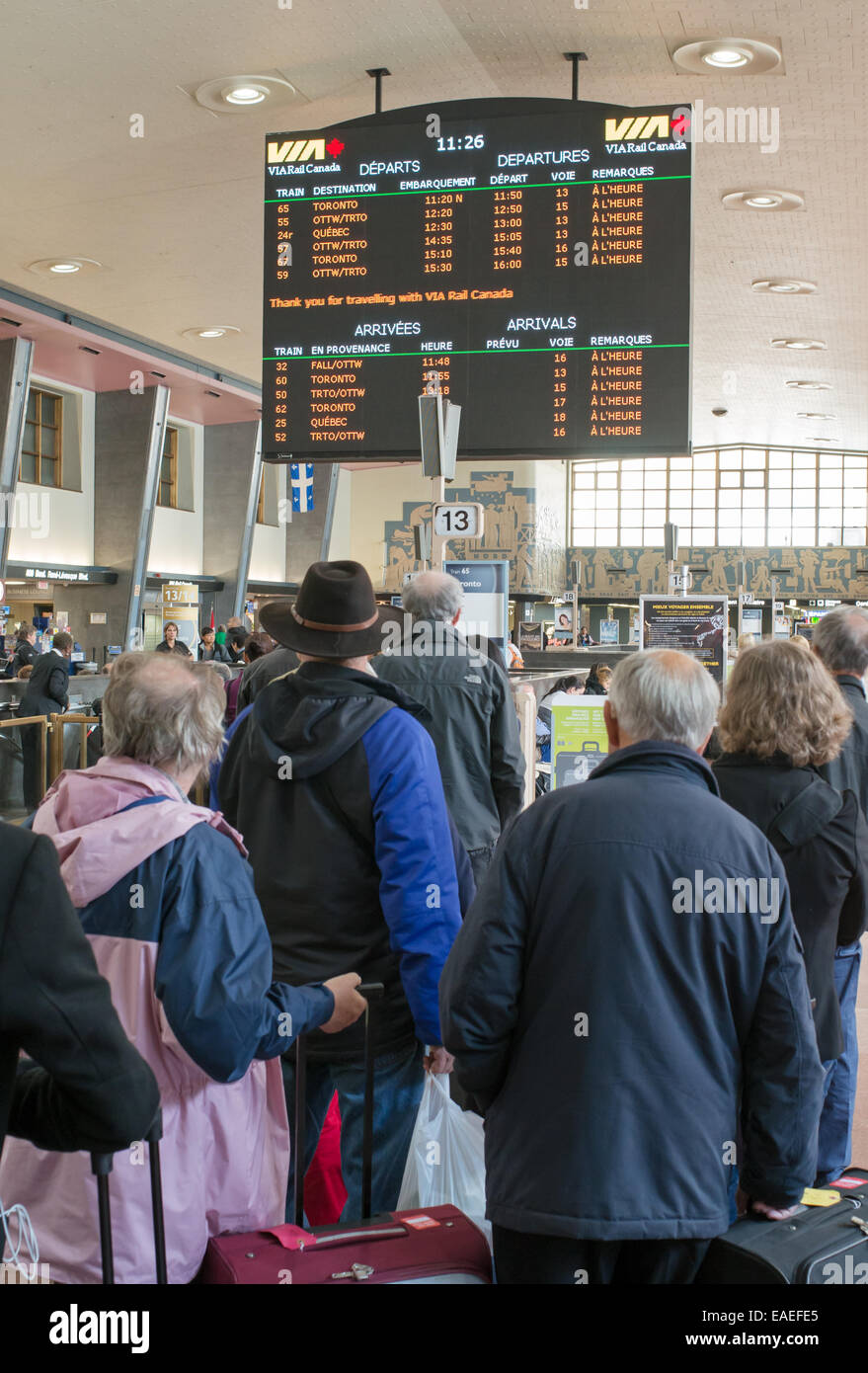 Accodamento dei passeggeri per treno a Montreal rail station, Canada Foto Stock