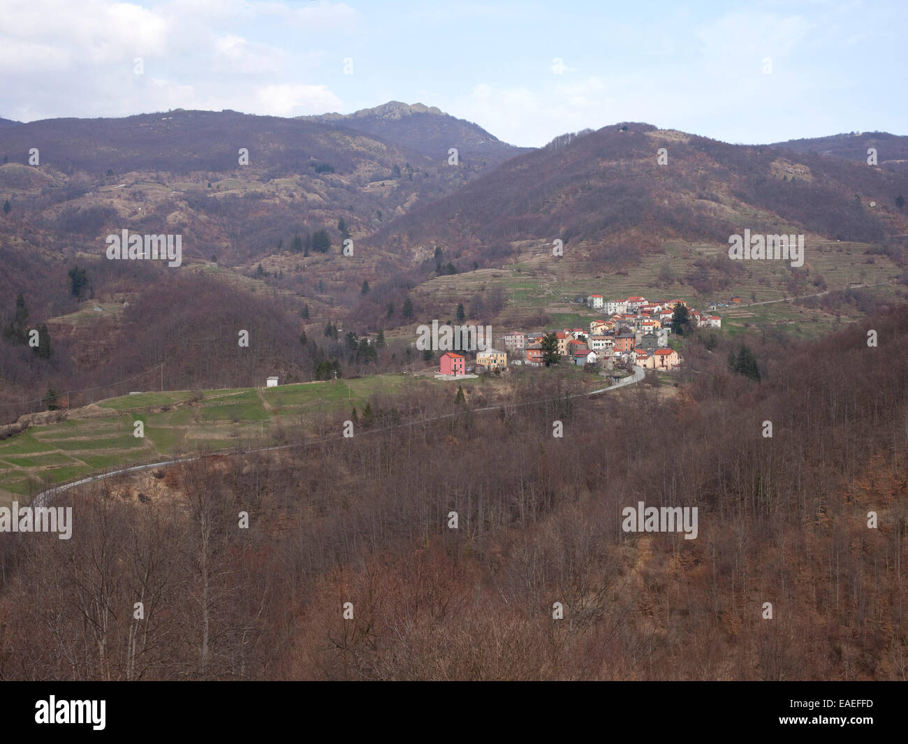 Piccolo villaggio di montagna nel nord Italia Foto Stock