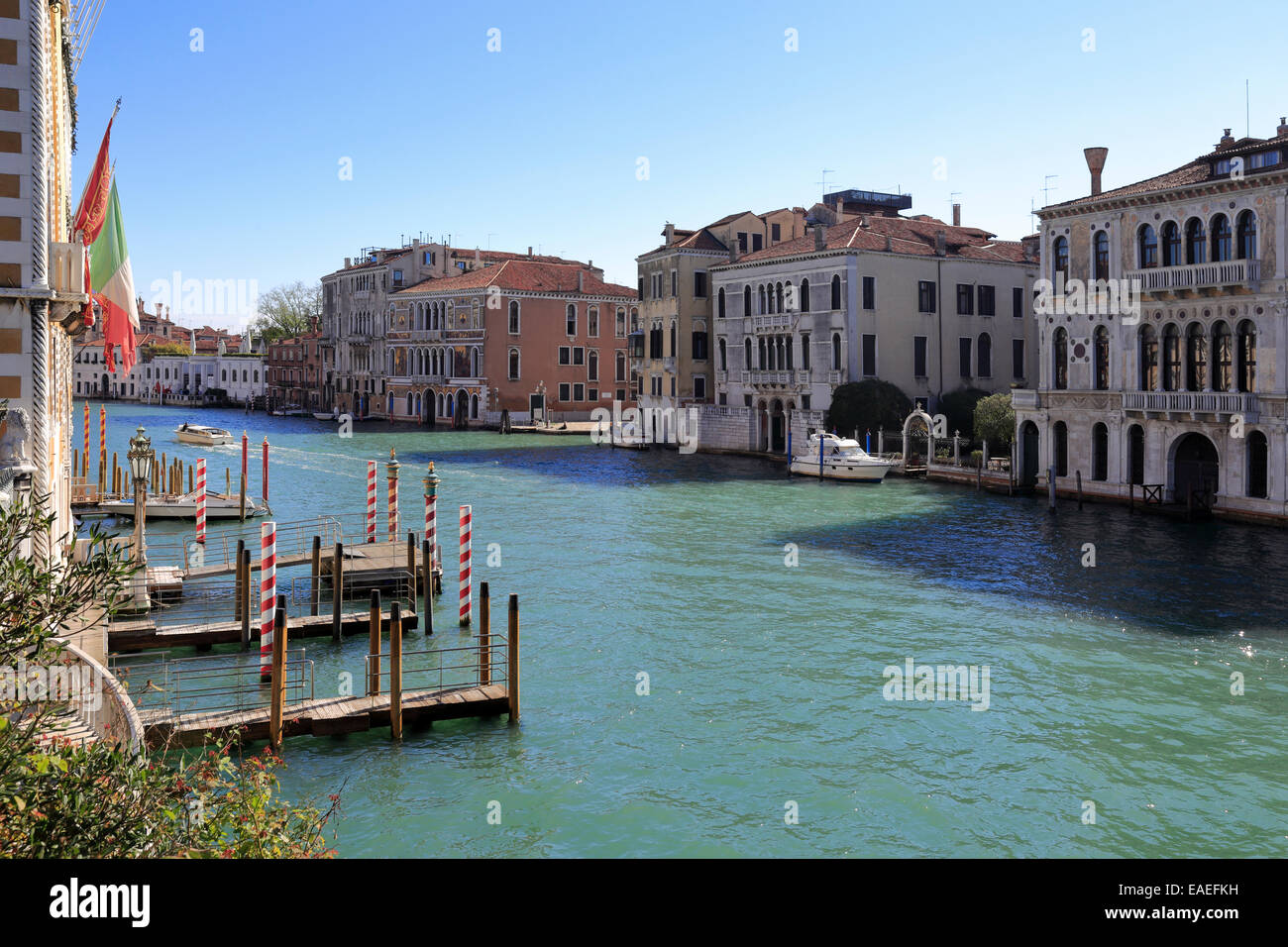 Palazzi sul Dorsoduro dal Canal Grande dal ponte dell'Accademia, Venezia, Italia. Foto Stock