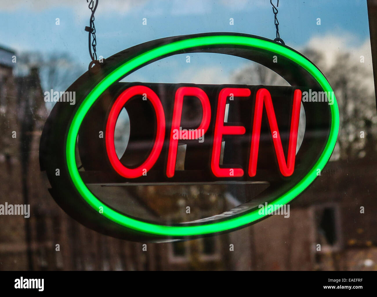 Neon segno aperto in una finestra del negozio Foto Stock