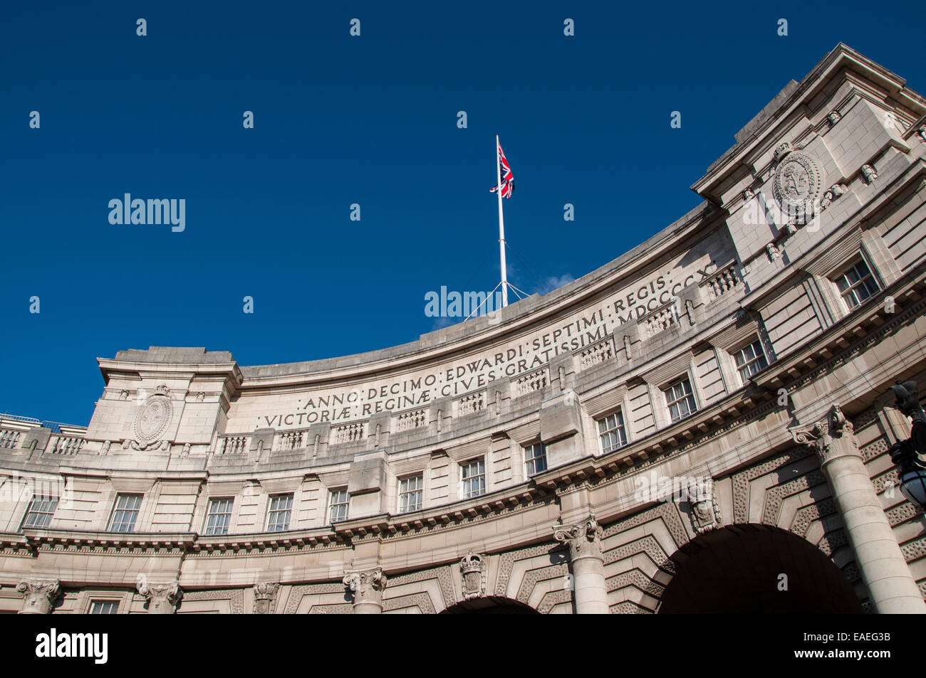 Admiralty Arch è un edificio di riferimento a Londra che incorpora un arco che fornisce accesso al Mall, Londra, Regno Unito. Cielo blu Foto Stock