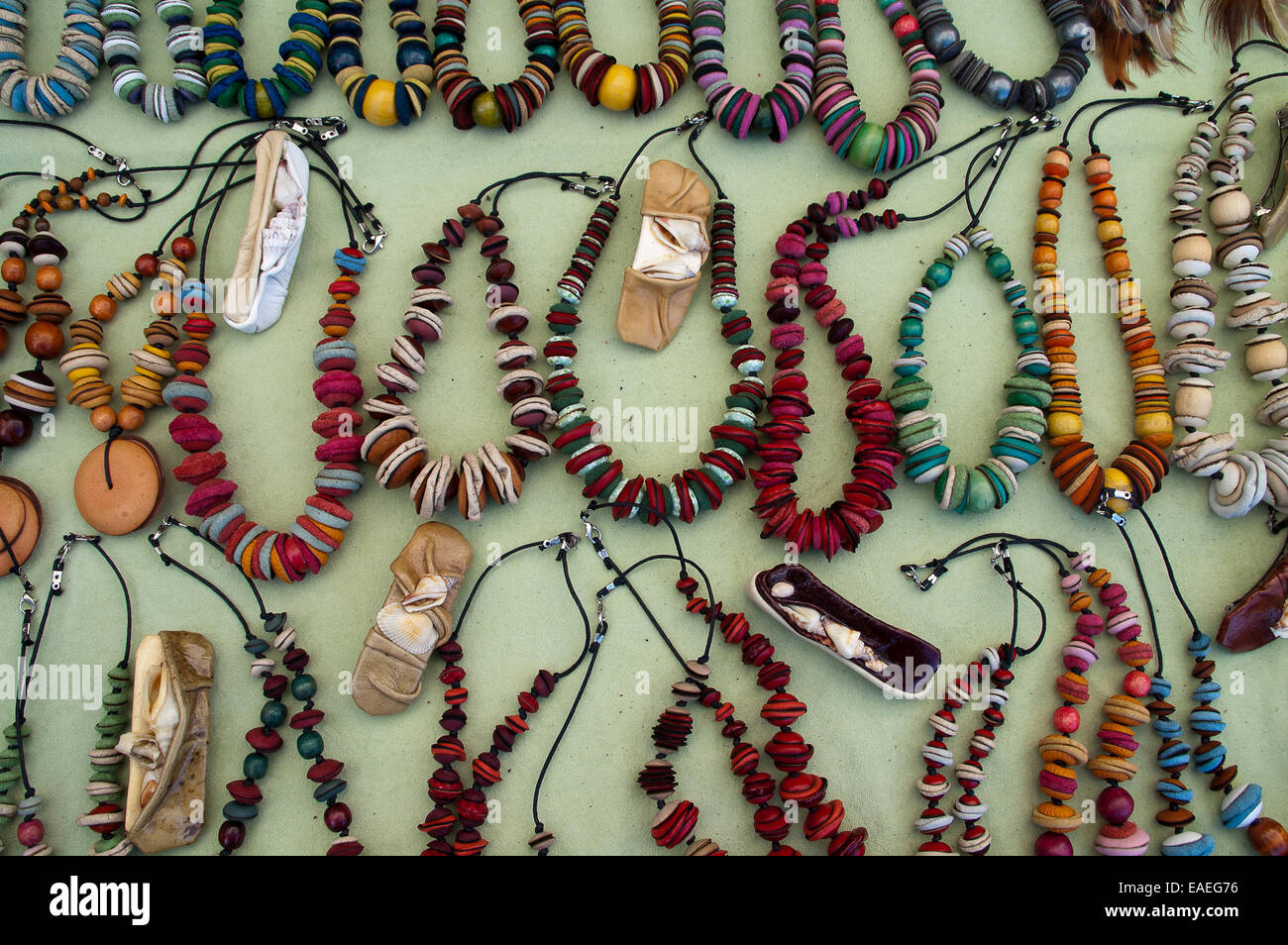 Vari articoli di gioielleria e collane, fotografato a Zrenjanin il 27 settembre 2014 Foto Stock
