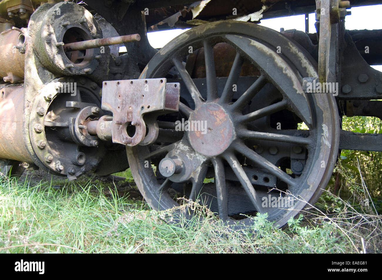 Rottamazione vecchio motore a vapore in piedi su un lato via. Foto Stock Rottamazione vecchio motore a vapore in piedi su un lato via. Foto Stock