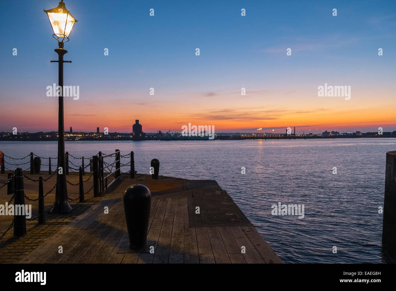 Albert Dock e il fiume Mersey, Liverpool, al tramonto guardando verso Wirral, England Regno Unito Foto Stock