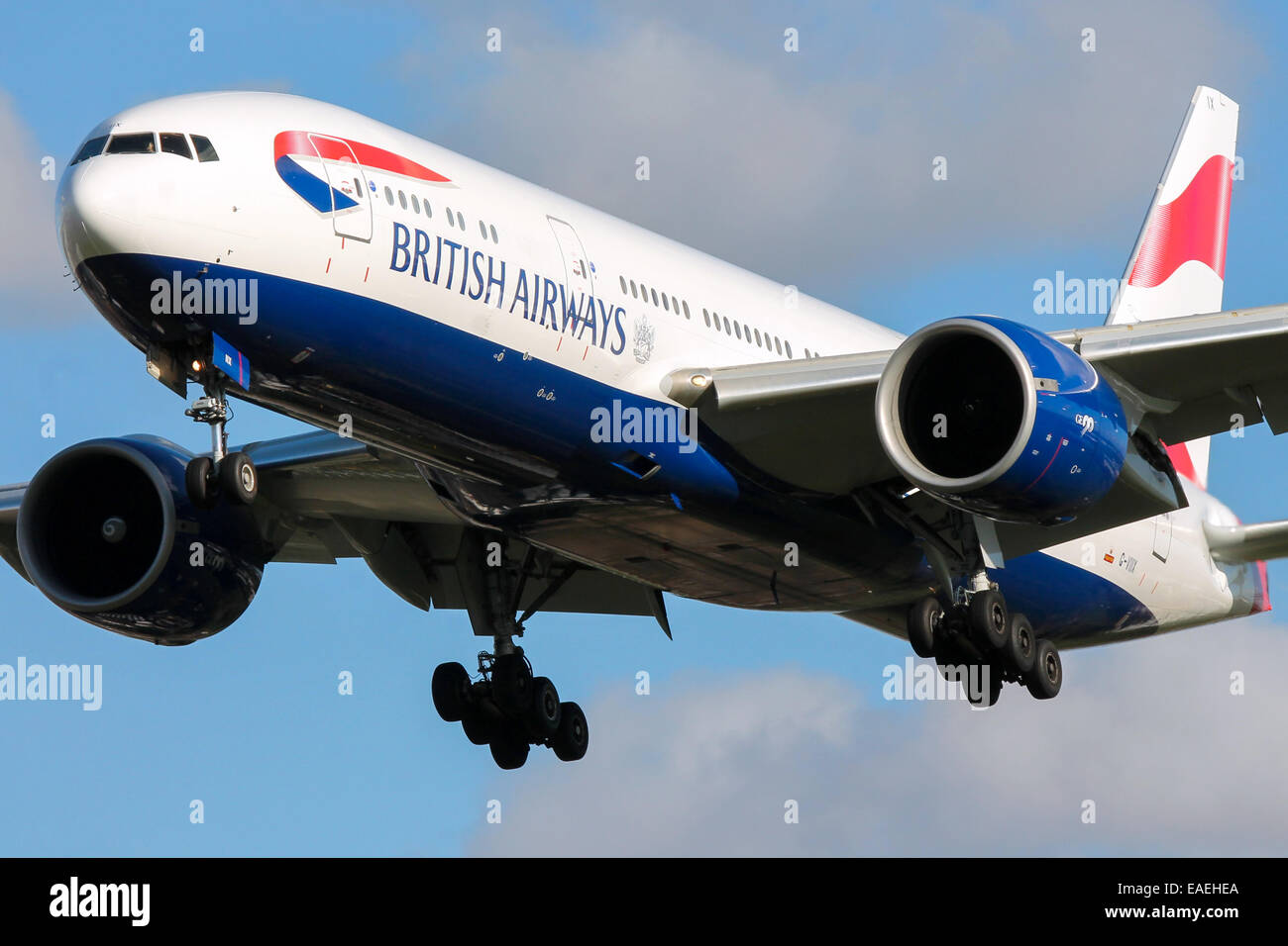 British Airways Boeing 777-200 approcci pista 27L all'Aeroporto di Londra Heathrow. Foto Stock