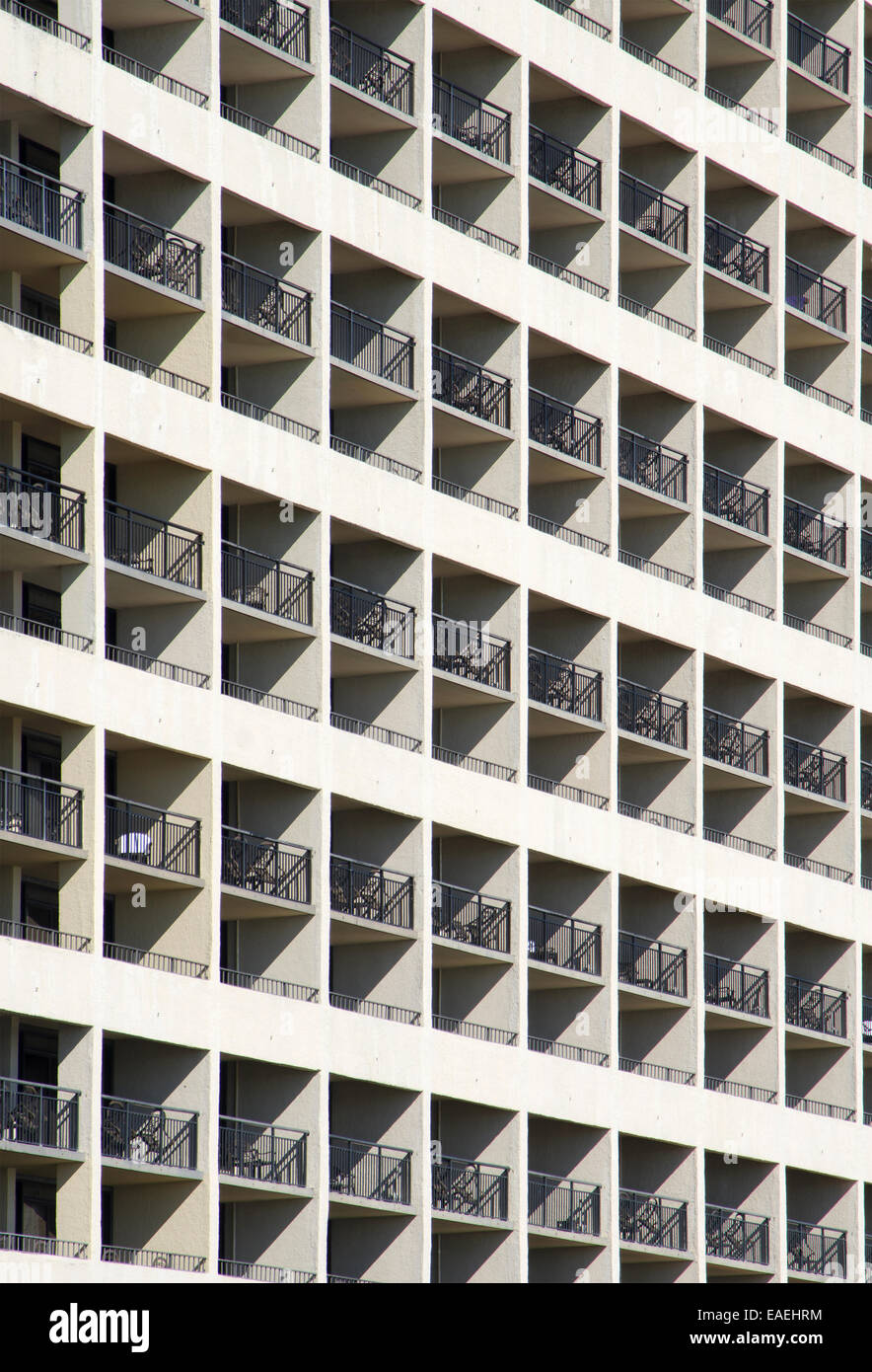 Abstract architettura: un modello geometrico è creato da punti di luce e ombre del patio esterni di un edificio in cemento. Foto Stock
