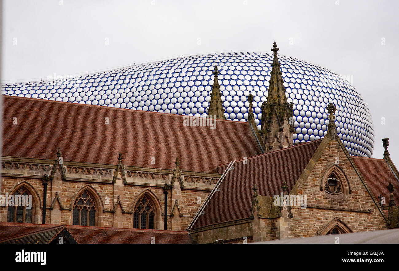 L'architettura di Selfirdges department store contrasta con il St Martins chiesa Birmingham Inghilterra Foto Stock