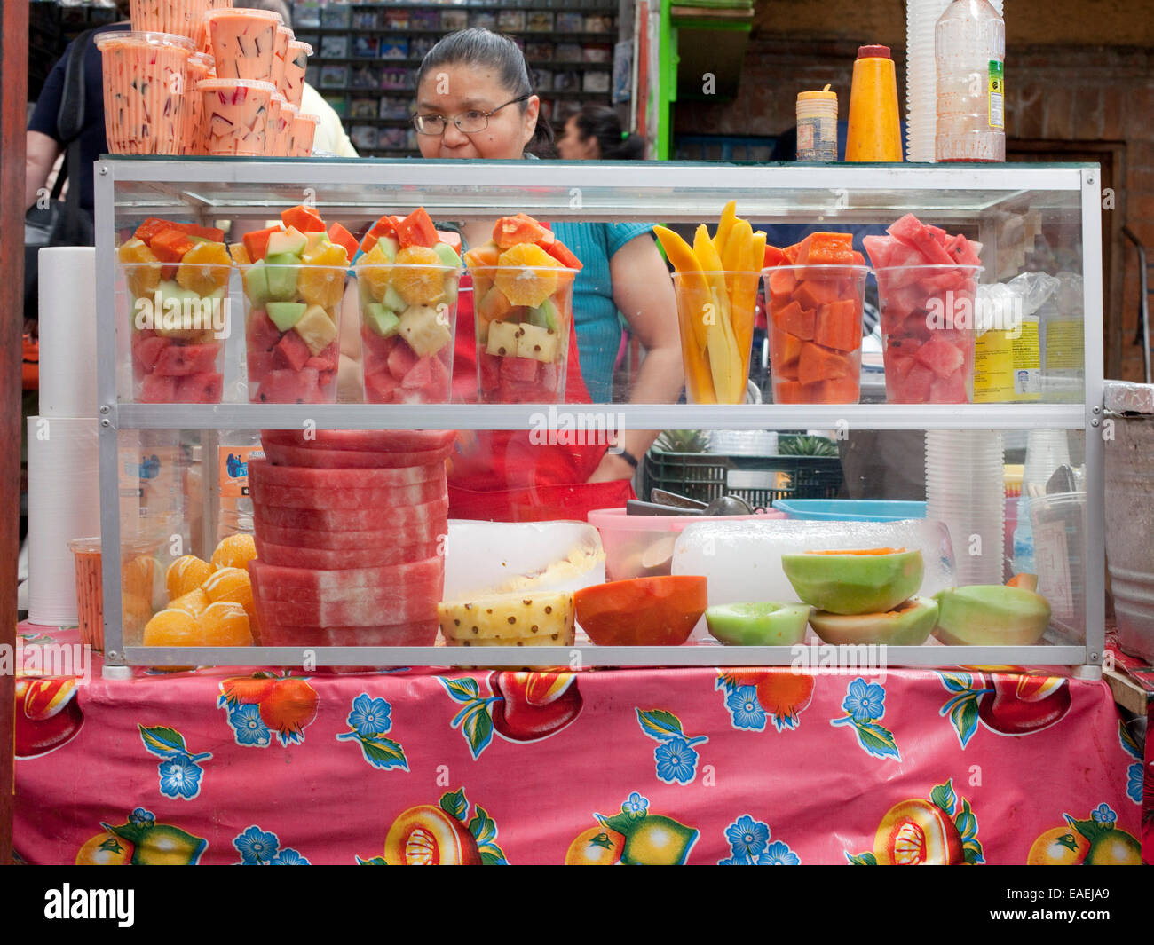 Diversi tipi di frutta per la vendita al mercato messicano Foto Stock