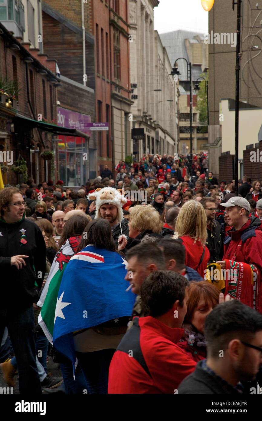 Pre-match atmosfera delle strade di Cardiff prima del Galles v. Australia gioco durante la serie di autunno internazionali. Foto Stock