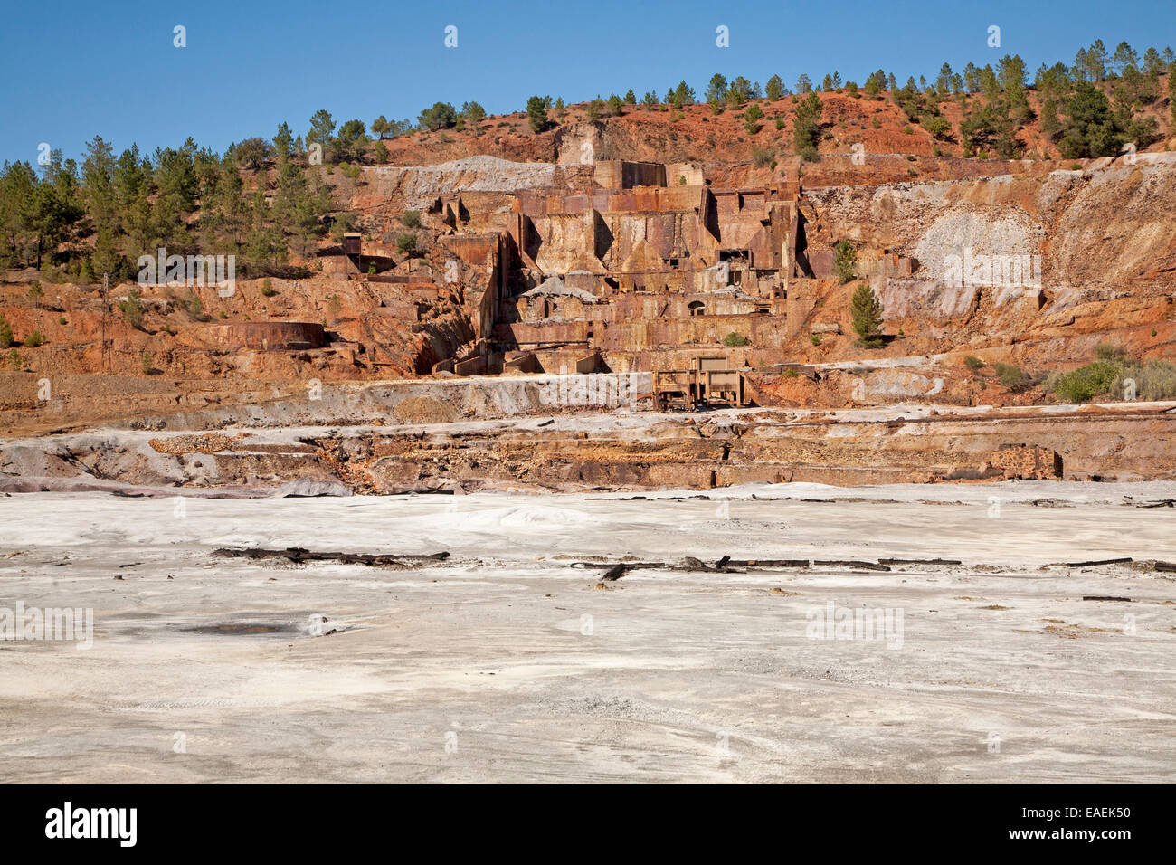 Lunare come spogliato da paesaggio a cielo aperto di estrazione di minerali nel Minas De Riotinto area mineraria, provincia di Huelva, Spagna Foto Stock