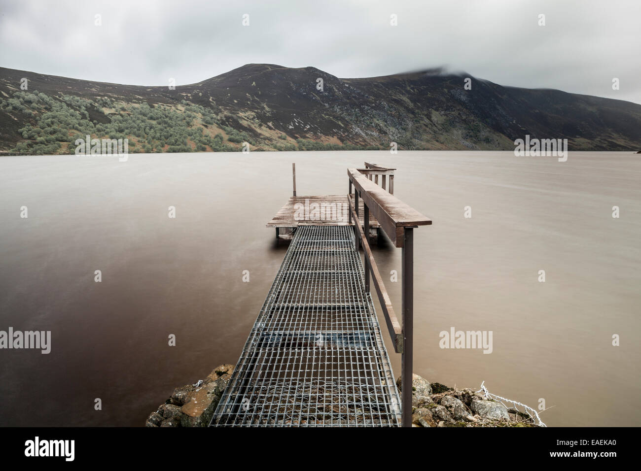 Il molo situato in una tranquilla zona di Highland Loch Foto Stock