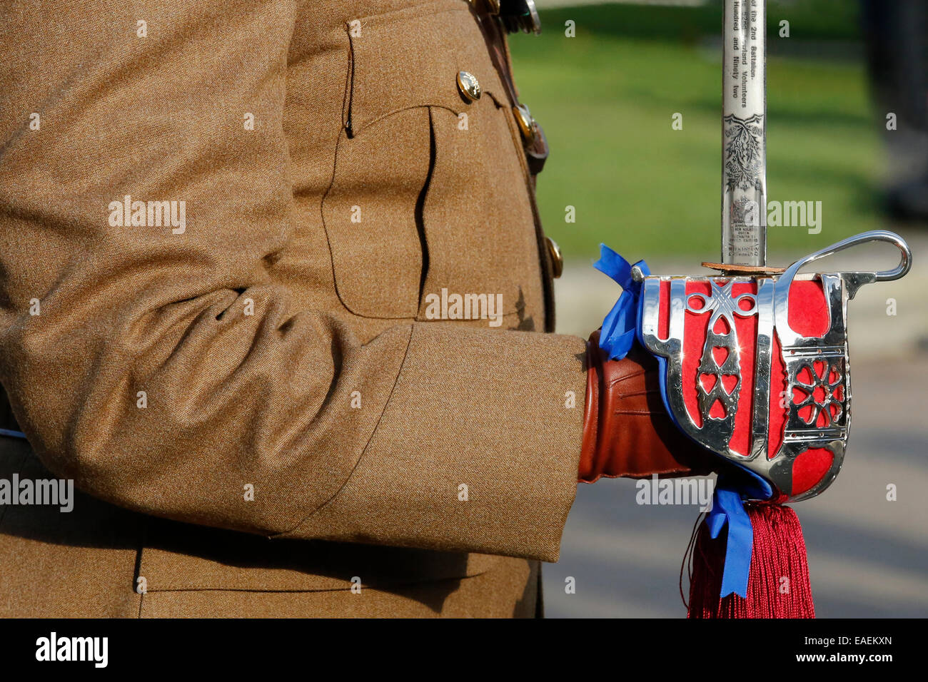 Ufficiale dell'esercito britannico, permanente per l'attenzione con la sua spada cerimoniale, Glasgow, Scotland, Regno Unito Foto Stock
