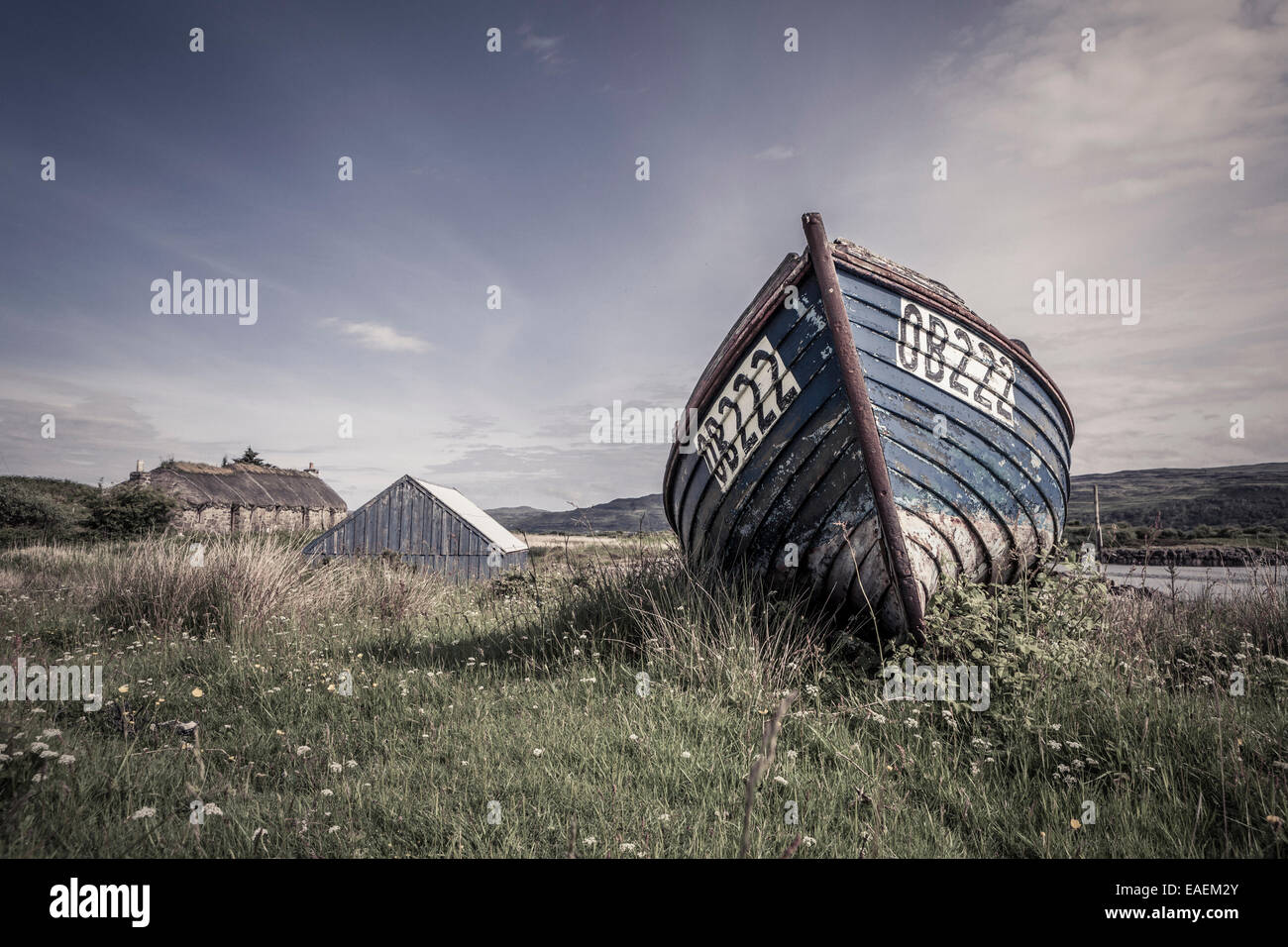 Vecchia barca da pesca di marciume lentamente nel corso del tempo su una scozzese Hebridian Isola Foto Stock