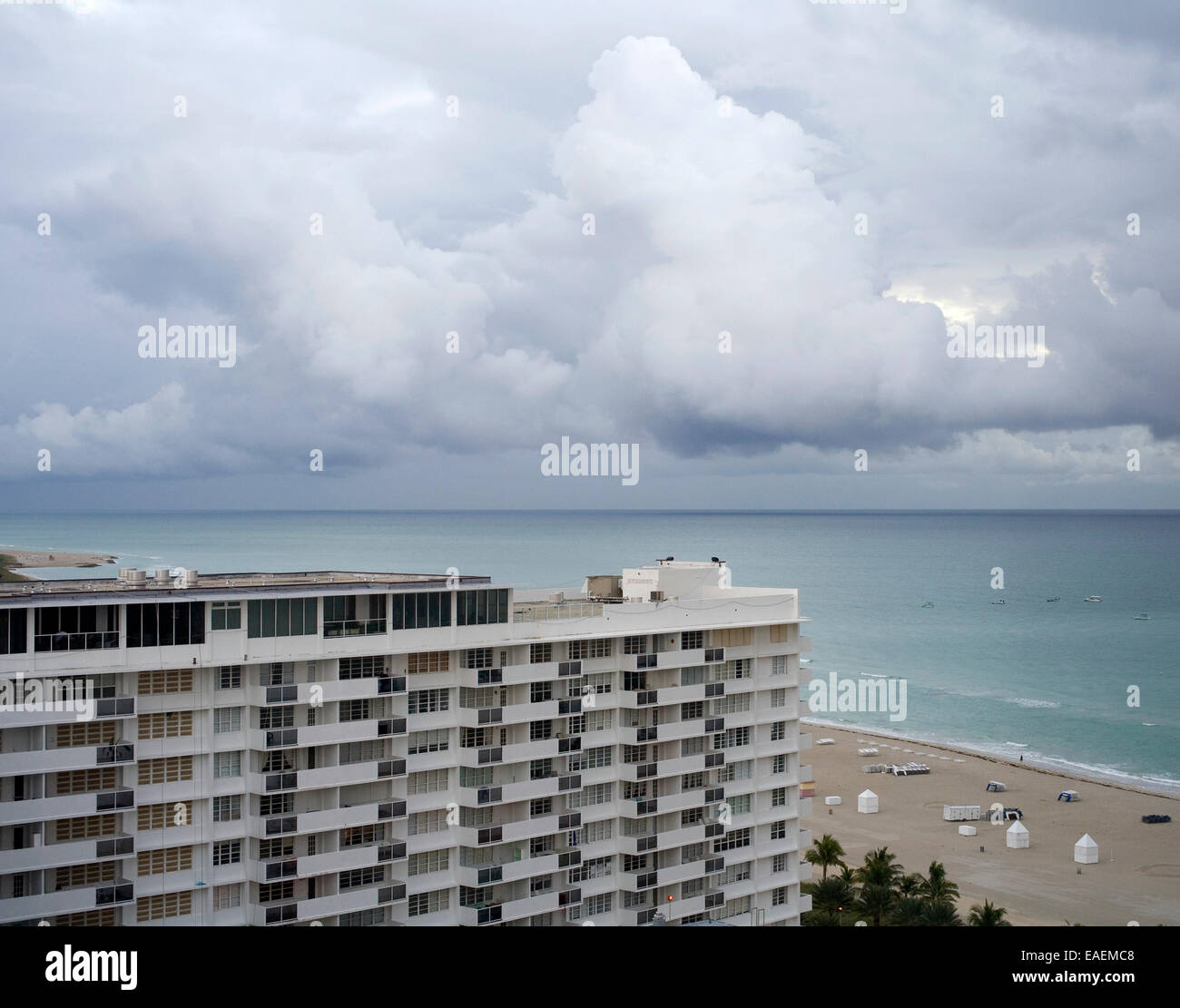 Vista di nuvole, oceano beach e Hotel, Miami Beach, Florida Foto Stock