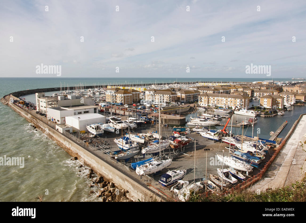 Brighton Marina, posti barca, pesca barche e yacht di lusso, gated di sviluppi e Asda.... Foto Stock
