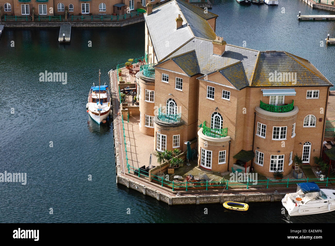 Brighton Marina, ormeggi e le case di lusso Foto Stock