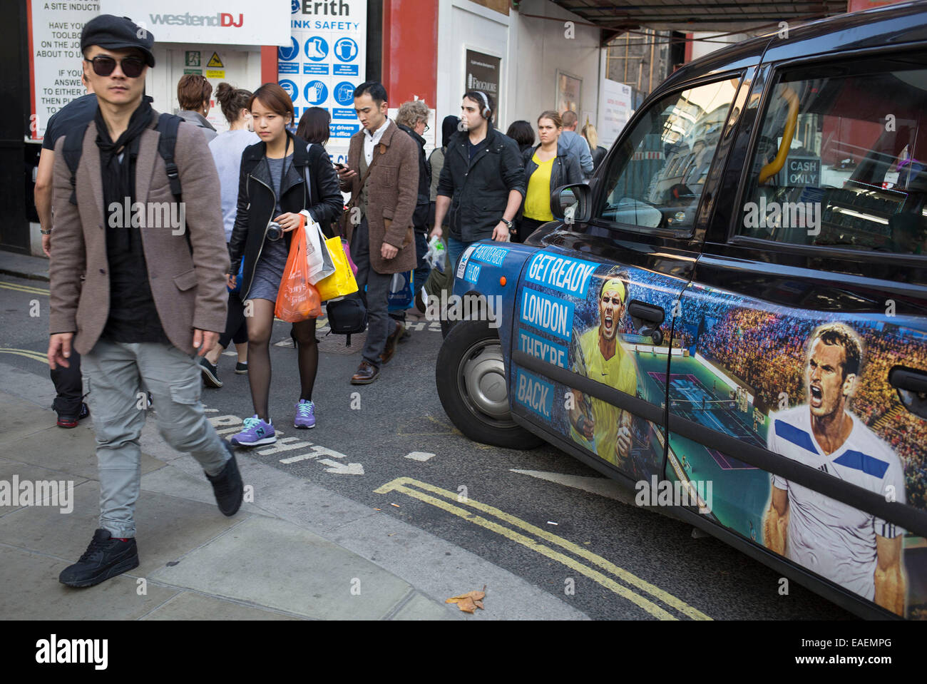 Rafael Nadal e Andy Murray sembrano essere grida di passanti dal lato di un taxi, su un angolo di occupato di Oxford Street. Lon Foto Stock