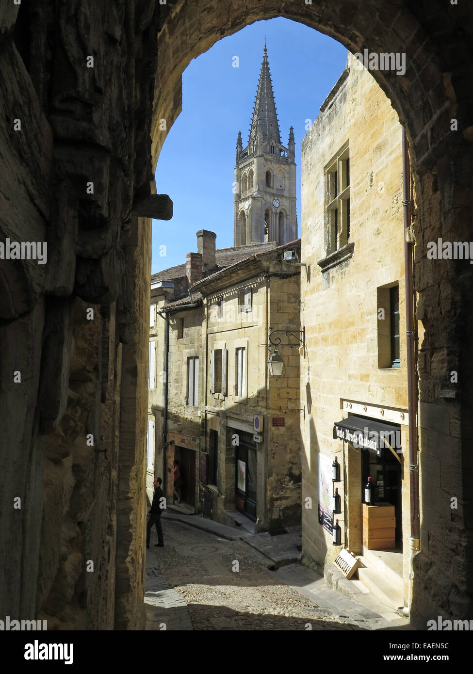 Chiesa monolitica e il Campanile di St Emilion, Bordeaux, Francia colpo da Rue de la Cadene Foto Stock