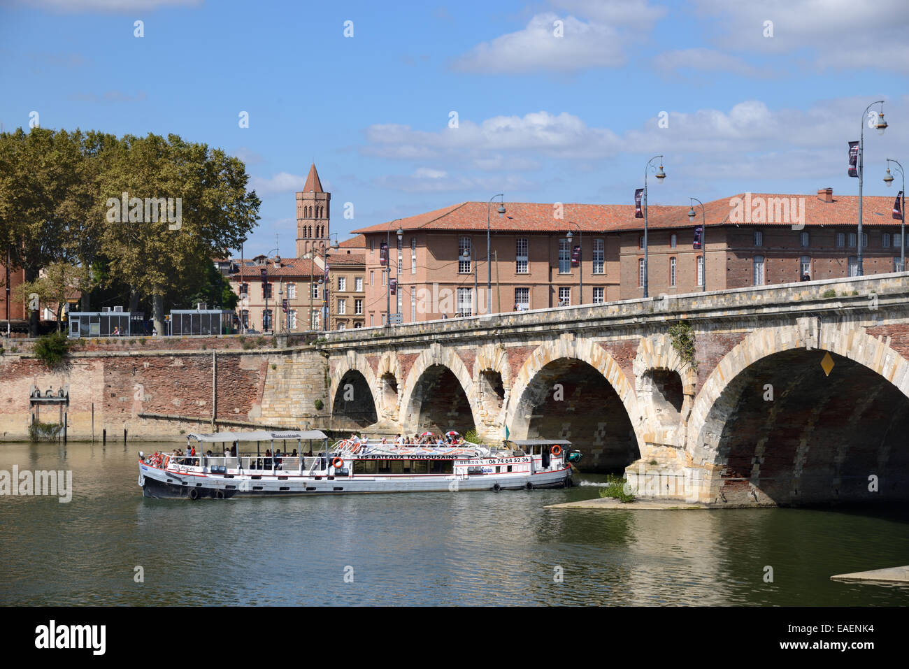 Barca o nave da crociera fluviale sul fiume Garonne e Pont Neuf Bridge Toulouse Haute-Garonne Francia Foto Stock