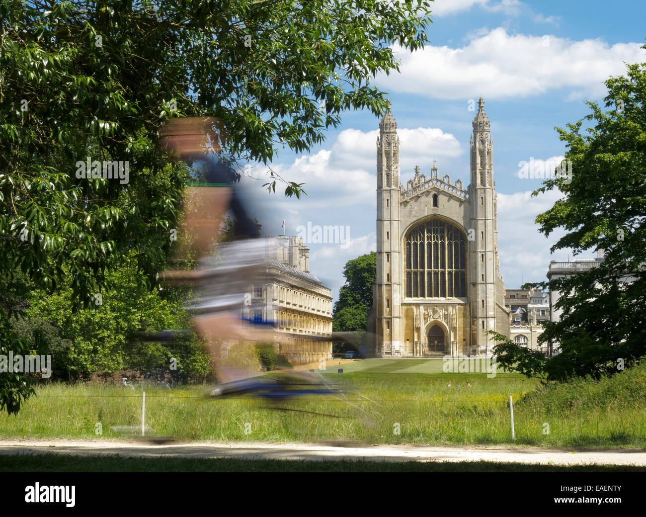 Moto sfocata ciclista nel ciclo accogliente città di Cambridge in parte anteriore del Kings College Chapel Foto Stock