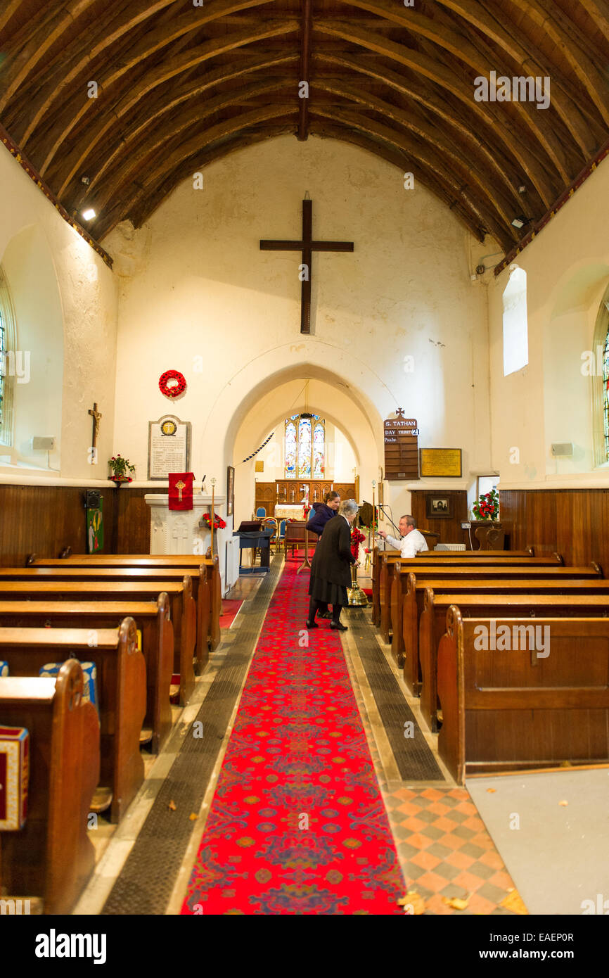 Cardiff, Regno Unito. 13 Novembre, 2014. Nella foto: l'interno di St Tathan chiesa, St Athan vicino a Barry, nel Galles del Sud. Re: centinaia hanno girato in su per il funerale di Welsh Guardsman Harold Morgan dopo una chiesa ha lanciato una campagna di media per rintracciare le persone in lutto. Harold Morgan, che aveva servito in Egitto, visse in una casa di cura a Barry per 14 anni fino a quando morì di età compresa tra i 85. Il suo funerale si è tenuto presso il St Tathan chiesa, St Athan. Riguarda solo la casa di cura personale potrebbe partecipare, Rev Rachel Simpson ha lanciato un appello su Facebook per persone in lutto per andare al servizio della Vale of Glamorgan. Credito: D Legakis/Alamy Live Foto Stock