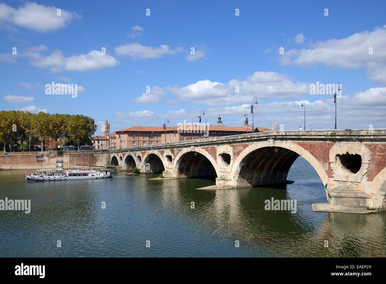 Barca o nave da crociera fluviale sul fiume Garonne e Pont Neuf Bridge Toulouse Haute-Garonne Francia Foto Stock