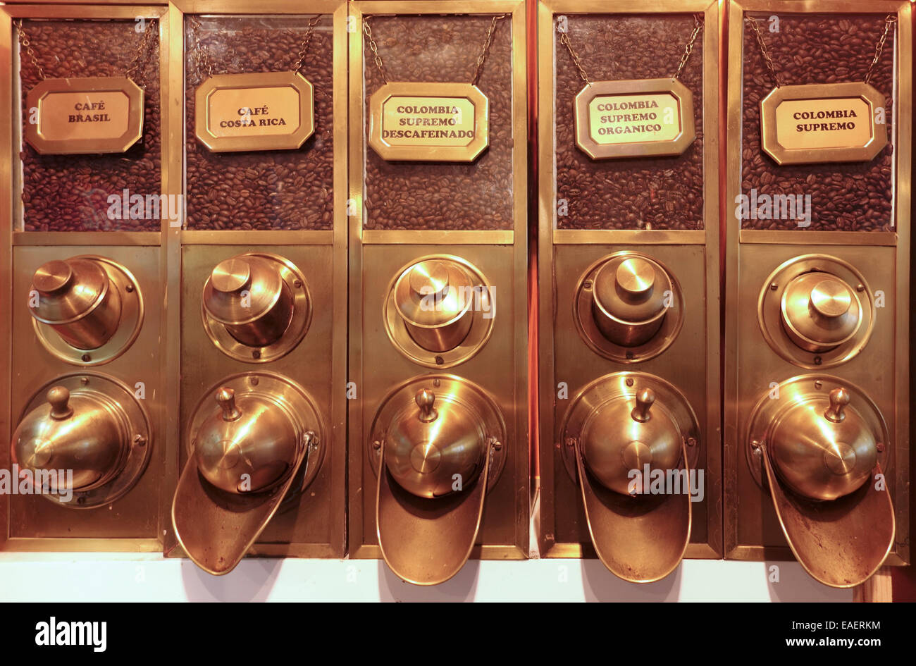 Selezione di diverse varietà di caffè in vendita in coffee shop, negozio, Spagna. Foto Stock